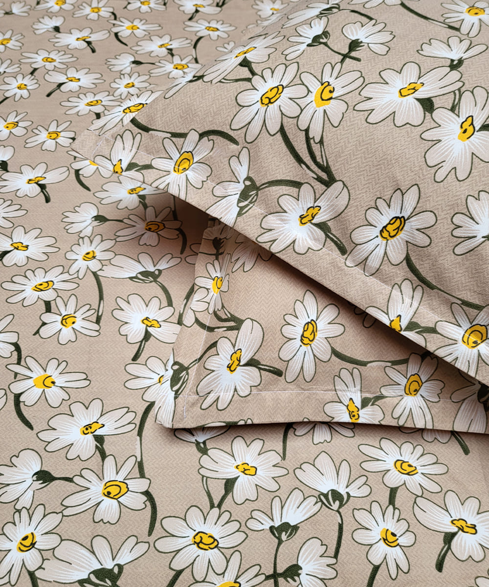 Daisy Charm Flat Double Bedsheet With 2 Pillow Covers